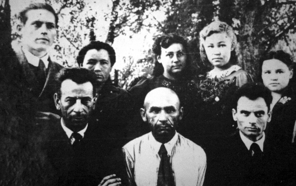 Окончили курс обучения со сдачей госэкзаменов в Чувашском Пединституте 39 студентов, в учительском – 70. Все они распределены в школы республики.