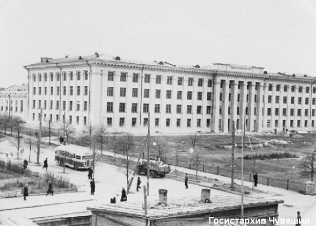 Закончено строительство и сдано в эксплуатацию здание главного учебного корпуса ЧГПИ. С окончанием строительства учебного заведения институт получил возможность расширить общежития студентов на 248 мест.